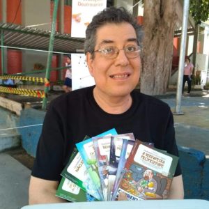 Quadrinista exibe obra com orgulho