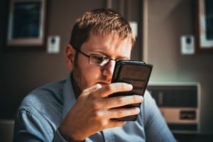 Pesquisas comprovam que as redes sociais influenciam a depressão