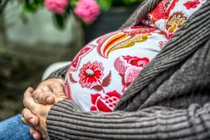 A doadora de útero deve pertencer à família de um dos pais do bebê.