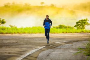 Caminhar auxilia no crescimento da felicidade e da inteligência.
