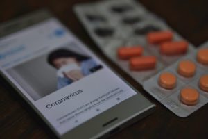 A doença não causa sintomas ou é leve em 81% dos casos.