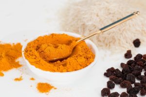 A curcumina auxilia no tratamento do Alzheimer e da Herpes.