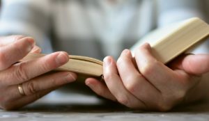 Cada leitor pode pedir apenas um livro por vez.