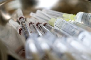 a vacina está sendo desenvolvida de forma rápida por ser adaptada de uma versão já existente